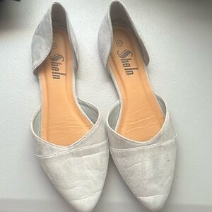 Women’s pointed toe flats